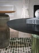 Détail du plateau personnalisable de la table basse Cannes, également disponible en essence de frêne noir