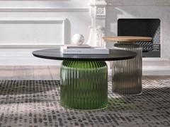 Paire de tables basses Cannes dans le modèle avec plateau plaqué. L'effet spécial de la lumière réfléchie sur la surface cannelée est visible.