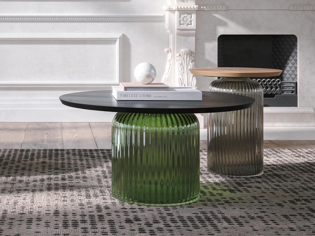 Paire de tables basses Cannes dans le modèle avec plateau plaqué. L'effet spécial de la lumière réfléchie sur la surface cannelée est visible.