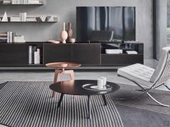 Table basse ronde laquée Colorado en Ø90 cm, dans une composition côté fauteuil en combinaison avec une table basse Delaware laquée cuivre métallisé