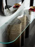 Détail du plateau en verre cuit, dont la surface présente des irrégularités particulières qui lui confèrent une texture agréable à l'œil et au toucher.