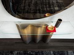 Table console Nettuno de Cattelan dans la version avec plateau en verre transparent et cuit, disponible comme alternative au traditionnel verre lisse extra-clair.