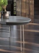 Elio La version extensible de la table jusqu'à 270 cm est équipée de pieds télescopiques dissimulés dans l'épaisseur du plateau. Ils ne sont tirés que lorsqu'ils sont ouverts afin d'assurer une stabilité adéquate, même lorsqu'ils sont entièrement déployés
