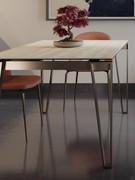 Détail de la structure métallique de la table Logan, proposée en couleur bronze