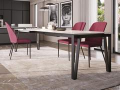 Table de style industriel avec pieds Logan en métal, ici proposée dans une version rectangulaire extensible avec plateau en verre céramique poli