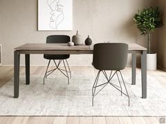 Table de style industriel avec pieds Logan en métal, plateau en mélamine ciment brossé gris foncé et rallonges assorties