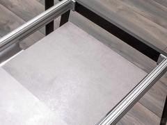 Détail du dessous de table de la table Logan en version extensible, permettant de ranger commodément les rallonges lorsqu'elles sont fermées.
