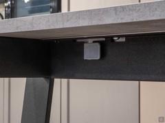Table Logan avec cadre sous le plateau assorti aux pieds. Détail du levier permettant de débloquer le mécanisme d'extension