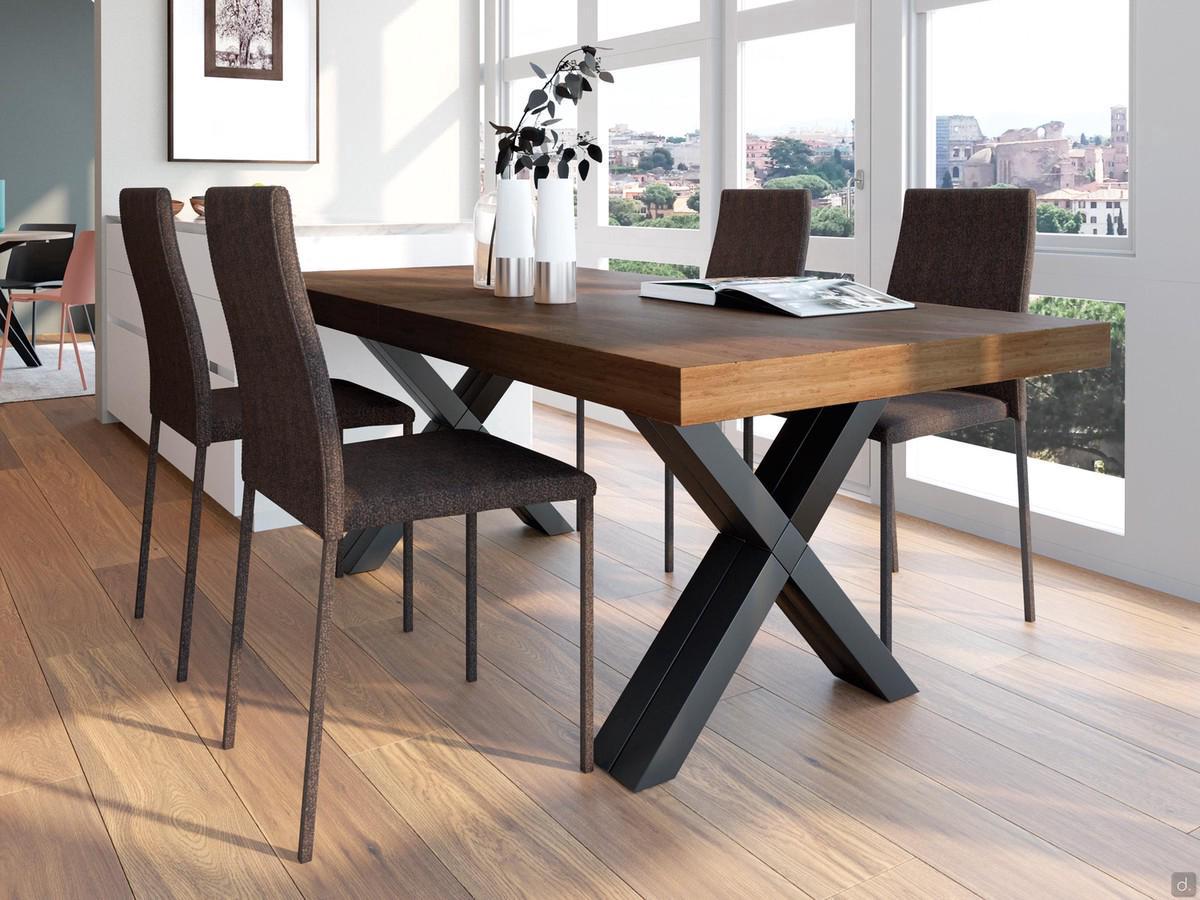 Table extensible Brett jusqu'à 5 mètres, ici avec plateau mélaminé en chêne cognac noueux et piétement noir