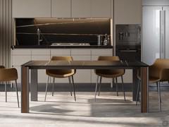 Plateau en verre céramique Sahara noir mat combiné avec l'insert sur les pieds en noyer Canaletto