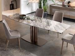 Table avec base centrale en tube d'acier Bahia en version tonneau extensible avec plateau en céramique polie Orobico Lux