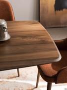 Détail du bord incliné, l'un des trois disponibles pour les plateaux en bois. Les autres sont le bord droit traditionnel ou l'effet écorcé irrégulier.