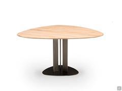 Vue blanche de la table de salle à manger en bois massif Laredo, disponible en version fixe avec un plateau en forme ou en version extensible avec un plateau rond en placage de bois.