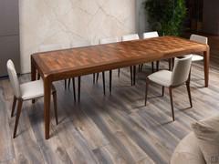 Table à rallonge Daiki en noyer naturel massif, extensible à 290 cm grâce à deux rallonges de 50 cm