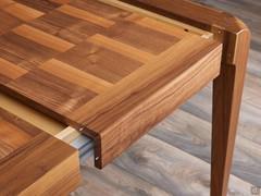 Détail de l'extension utilisée avec les volets ouverts afin d'obtenir une continuité visuelle avec la partie supérieure.