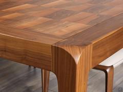 Détail de la fraise sur la tête des pieds en noyer massif