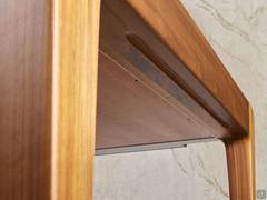 Détail de la structure périmétrique en bois massif : sur le petit côté, au niveau du point d'extension, un fraisage est effectué pour faciliter la prise en main et donc l'ouverture.