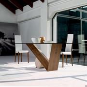 Table Valentino avec plateau en verre et base en bois et marbre 