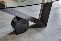 Détail de la base en bois et marbre
