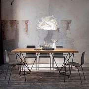 Table avec pieds tréteaux en métal Alastor, avec plateau en chêne naturel écorcé