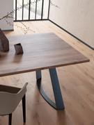 Détail de la combinaison du plateau en mélamine HPL et des pieds tréteaux en métal peint