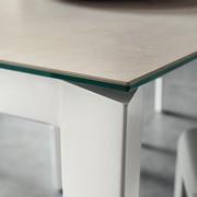 Détail du plateau en Laminam Fokos Sel avec un pied en métal peint en blanc