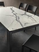 Détail du plateau rectangulaire en mélaminé HPL blanc statuaire