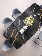 Forme de plateau arrondie dans la version extensible, avec des rallonges assorties sous le plateau, qui peuvent être extraites si nécessaire. La forme est légèrement moins évasée aux extrémités que le modèle fixe