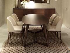 Vue latérale de la table elliptique en bois massif Dean