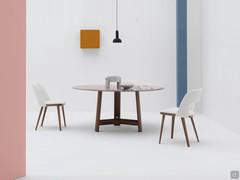 Table ronde Conrad avec base centrale à 3 pieds en bois massif et plateau en marbre