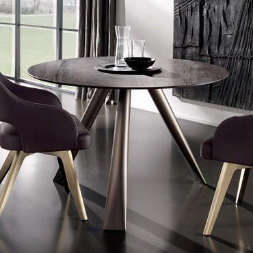 Milos Table avec pieds en fer moulé par Cantori