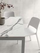 Détail du plateau en HPL Bianco Statuario, l'une des nombreuses finitions disponibles pour personnaliser la table Neville.