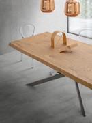 Détail du plateau avec bord sur le côté long irrégulier