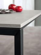 Détail du plateau en frêne cimant HPL et du cadre en métal peint en anthracite