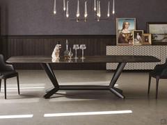 Vue latérale de la table Planer de Cattelan, ici proposée avec un plateau en pierre Keramik et une base en métal tubulaire.