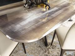 Détail du plateau en Crystalart CY02, une finition brillante spéciale appliquée à un plateau en verre.