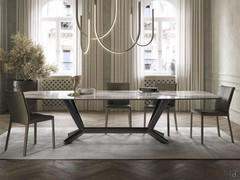 Table Planer de Cattelan associée à d'autres produits de la collection dans la salle à manger : chaises Italia et lampe Nahun.