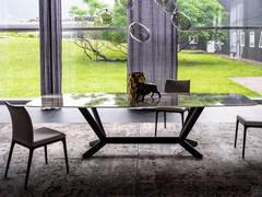 Table à raboter avec base en métal gaufré et peint, ici avec plateau en finition Crystalart mais également disponible avec des plateaux en verre, en bois et en céramique.