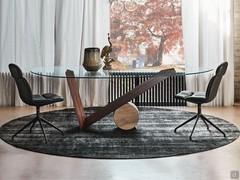 Table cylindrique Valentino en travertin de Cattelan, avec base en noyer Canaletto et plateau en verre transparent façonné