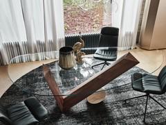 Table de forme Valentino avec base en noyer canaletto et cylindre en marbre travertin