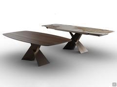 Table Trevor en deux versions : l'une avec plateau en bois et moulure en tonneau, l'autre rectangulaire extensible avec rallonges assorties
