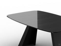 Plateau en verre barbelé Dekor. L'alternance géométrique de la finition barbelée fumée crée un effet scénique qui attire l'attention (l'image se réfère à une autre table de la collection).
