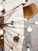 Vue de dessus d'une table à rallonge Shore avec plateau "tonneau" en verre céramique brillant or calacatta : appréciez la forme très élancée 