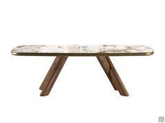 Table avec pieds croisés en bois de Palladium dans la version avec plateau en céramique et bord arrondi en bois laqué. La base en bois massif est en noyer Canaletto.