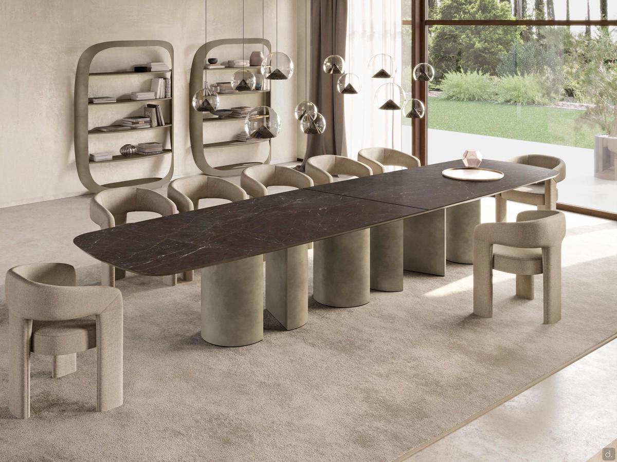 Table Ascari avec plateau en céramique en version XL. Plateau de 460 cm de large en céramique brèche impériale mate avec éléments de base en métal platine brossé.