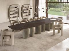 Table Ascari avec plateau en céramique en version XL. Plateau de 460 cm de large en céramique brèche impériale mate avec éléments de base en métal platine brossé.