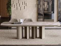 Table de forme Ascari avec plateau en céramique Silver Root mat de 300 x 120 cm. Dessous du plateau laqué titane assorti à la base.