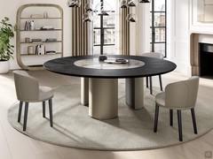 Ascari en version ronde de 220 cm avec plateau en frêne noir, insert en céramique statuaire polie et base en métal peint en titane.