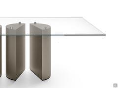 Détail du joint délicat entre le plateau en verre et les éléments de base
