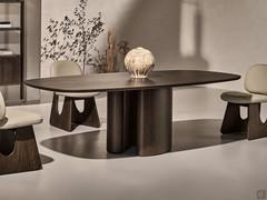 Table Mass incurvée à double piétement en version tout bois, avec plateau et piétement en frêne massif assorti au plateau (finition Ash Moka).